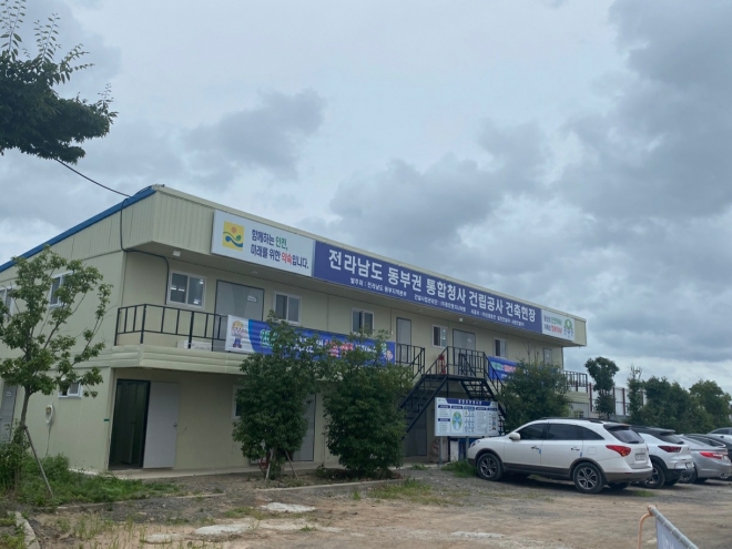 순천 신대지구에 건설중인 전남 동부권 통합청사 현장. 내년 5월 개청 예정으로 37% 공정률을 보이고 있다.