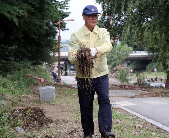 성남시의회(의장 박광순)가 탄천 수해 복구 활동을 펼치고 있다.