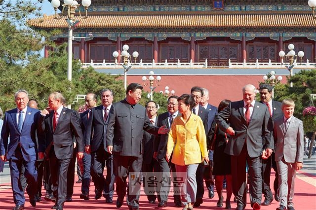 박근혜(가운데 오른쪽) 전 대통령이 2015년 9월 3일 중국 베이징에서 열린 ‘항일전쟁 승리 및 세계 반파시스트 전쟁 승리 70주년’(전승절) 기념행사에 참석한 뒤 시진핑(가운데 왼쪽) 중국 국가주석과 대화하며 톈안먼 성루로 향하고 있다. 서울신문 DB