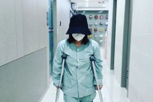 박나래, 십자인대 수술후 근황…목발 짚고 재활 “지금은 퇴원”