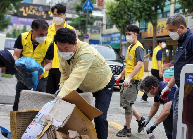 박준희 서울 관악구청장이 구 관계자들과 함께 수해침수 지역 복구에 힘쓰고 있다. 관악구 제공.