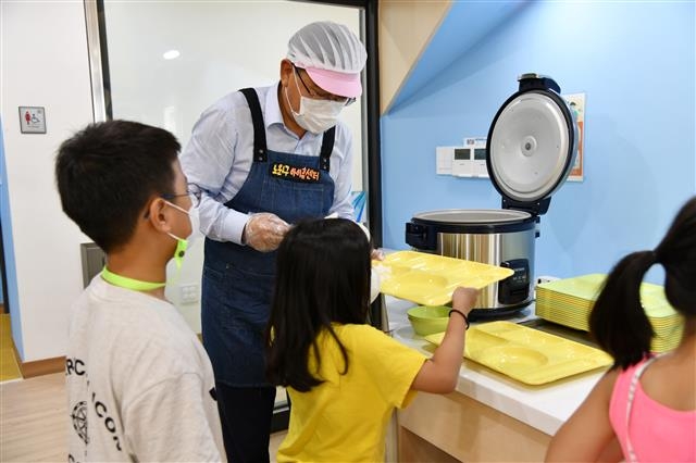 오승록 노원구청장이 지난 16일 하계어울림센터 ‘아동식당’에서 아이들에게 점심 배식을 하고 있다. 노원구 제공