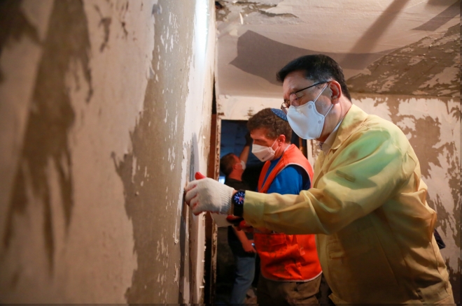 문헌일(오른쪽) 서울 구로구청장이 지난 11일 침수 피해를 입은 개봉동 한 주택을 방문해 집 내부를 정리하고 있다. 구로구 제공 