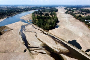 바닥 드러낸 루아르강… 최악 가뭄에 신음하는 유럽
