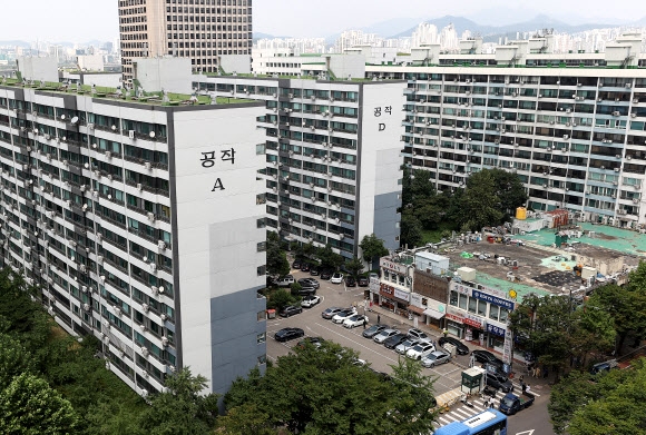 도시 및 환경정비법에 따라 진행되는 재건축 정비사업 가운데 지난 17일 정비구역에 지정되면서 서울 여의도 노후 아파트 단지 가운데 가장 먼저 재건축되는 공작아파트의 모습. 준공된 지 47년 된 공작아파트는 최고 49층에 582가구 규모로 재건축된다.  연합뉴스