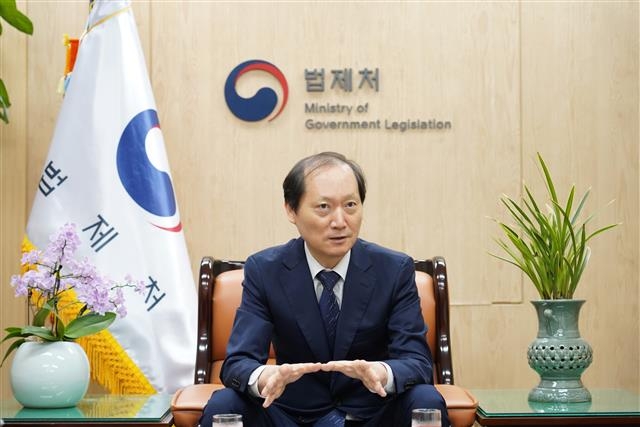 이완규 법제처장이 18일 정부세종청사 집무실에서 서울신문과 인터뷰를 하며 공공기관장의 임기 문제와 경찰국 신설 등에 대해 견해를 밝히고 있다. 법제처 제공