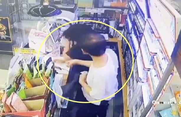 한 중년 남성이 마스크를 써달라는 편의점 아르바이트생을 폭행해 중상을 입혔다. 연합뉴스