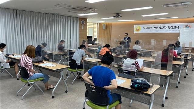 서울 중랑구가 지난해 운영한 전문봉사자 양성교육인 ‘웃음치료 전문봉사자’ 과정을 수료 중인 구민들. 중랑구 제공