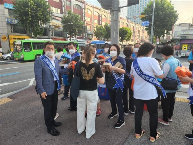 남궁역 의원(앞줄 왼쪽 첫 번째) ’친환경 실천을 위한 저탄소 운동 릴레이 캠페인’ 참석 사진
