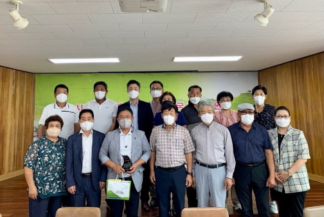 순천시 주암면 마중물보장협의체가 2018년부터 매년 성금 1000만원을 주암면에 기탁하고 있는데에 대한 고마움을 담아 ㈜골프존카운티 순천에 감사패를 전달했다. 