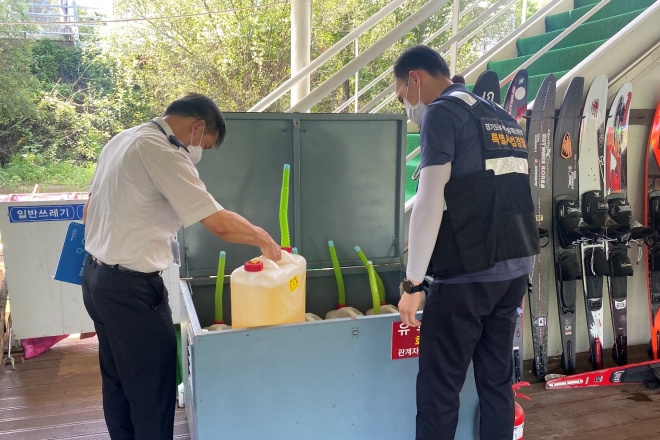 경기북부소방재난본부 관계자가 수상레저시설 유류저장 실태를 점검하고 있다.