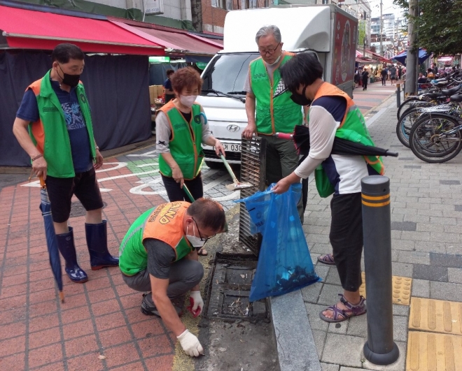 서울 영등포구 수해 현장 자원봉사 모습. 영등포구 제공