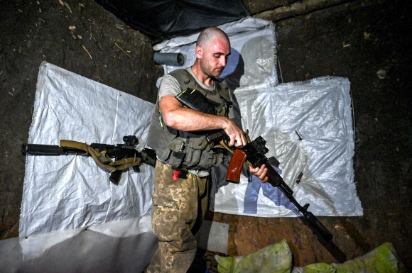 자포리자서 러군 공격 대비하는 우크라이나 군인