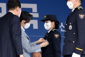 김건희 여사, 경찰 흉장 수여…“수사 대상인데” 비판
