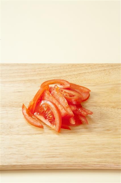 1. 토마토는 일정한 두께로 썬다.