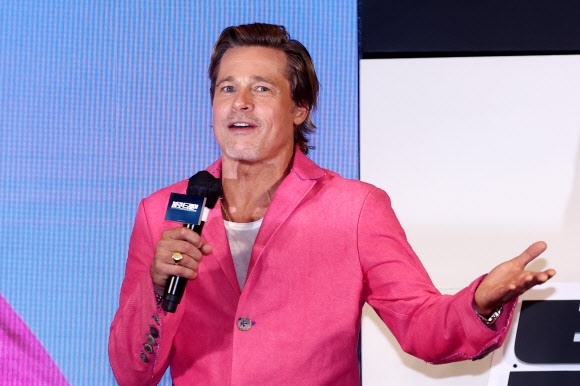 팬들에게 인사하는 브래드 피트