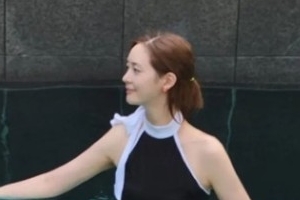 ﻿‘쌍둥이맘’ 성유리 출산 후 ‘급다이어트’→늘씬 수영복 자태 공개
