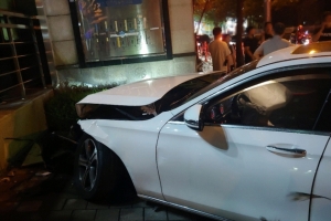 만취 20대, 벤츠로 차량 3대·아파트 들이받고 멈춰서