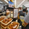 [서울포토] 대형마트 줄 서는 이유... ‘치킨 한마리 5,980원’