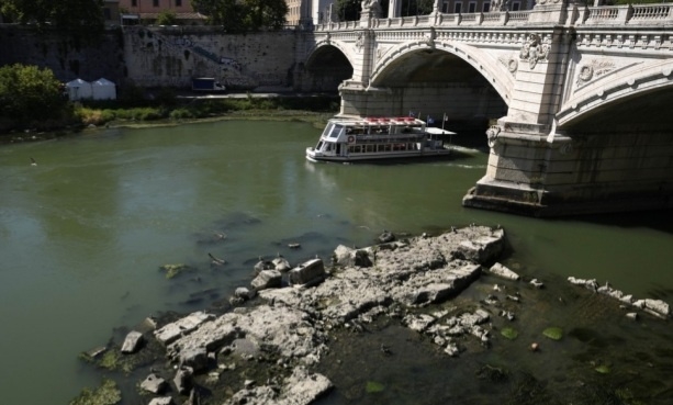 로마 비토리오 에마누엘레 2세 다리 밑 티베르강 다리 유적. AP 연합뉴스