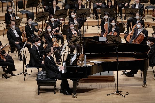 피아니스트 임윤찬(아래)과 김선욱(위)이 앙코르 곡으로 모차르트 ‘네 손을 위한 소나타 KV521’ 2악장을 함께 연주하고 있다. 롯데콘서트홀 제공