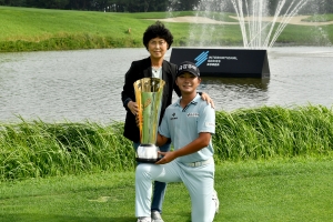 ‘미완의 대기’ 옥태훈 끝내기 버디로 생애 첫 우승컵… 한진선 131경기만에 첫 우승
