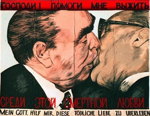 1979년 동독을 방문한 당시 소련 공산당 서기장 레오니트 브레즈네프(왼쪽)와 동독 공산당 서기장 에리히 호네커의 입맞춤 장면을 그린 벽화. 1990년 독일 통일 이후 남아 있는 베를린장벽에 그려졌다.  독일연방아카이브