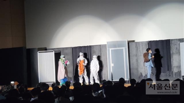 지난 19일 인천 서구 대인고 대강당에서 극단 산이 코로나19를 다룬 연극 ‘어느 날 갑자기…!’를 상연하고 있다.