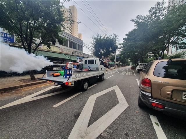 영등포구 방역 차량이 침수 지역 도로에서 방역 소독 작업을 하고 있다. 영등포구 제공