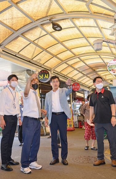 이기재(오른쪽 두 번째) 서울 양천구청장이 신월3동 시장을 방문해 상인들과 이야기를 하고 있다. 양천구 제공
