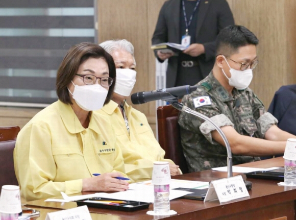 박희영(왼쪽) 용산구청장이 지난 17일 용산구청에서 통합방위협의회를 주재하고 있다. 용산구 제공