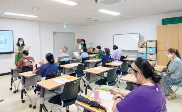 서울 서대문구 ‘우유팩 모아 지구에 산소를’ 프로젝트에 참가한 주민들이 오리엔테이션에서 안내 사항을 듣고 있다. 서대문구 제공