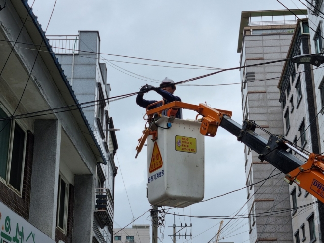 서울 관악구에서 한 관계자가 공중케이블을 정리하고 있는 모습. 관악구 제공.