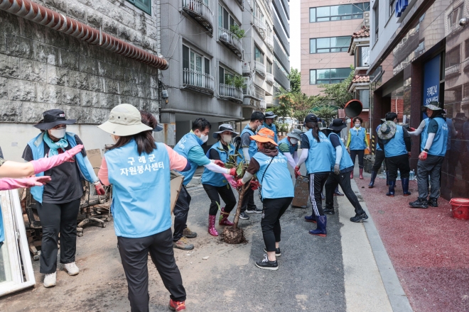 김순호 구례군수와 군청 직원 50여명이 지난 16일 서울 동작구 수해 지역을 직접 찾아 피해 복구 활동에 비지땀을 흘렸다. 