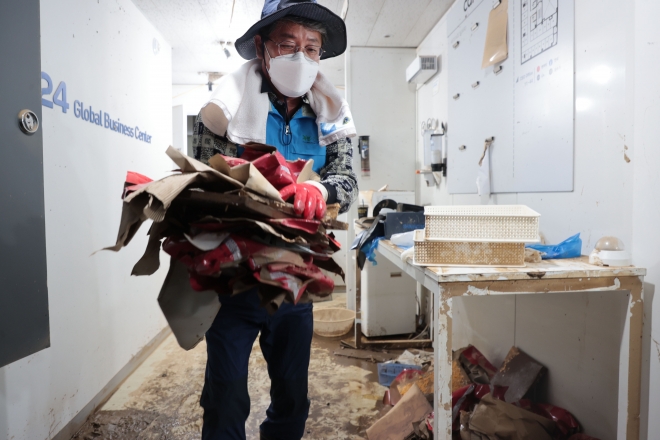 김순호 구례군수가 지난 16일 서울 동작구 수해 지역 현장을 찾아 피해 복구 활동을 하고 있다.