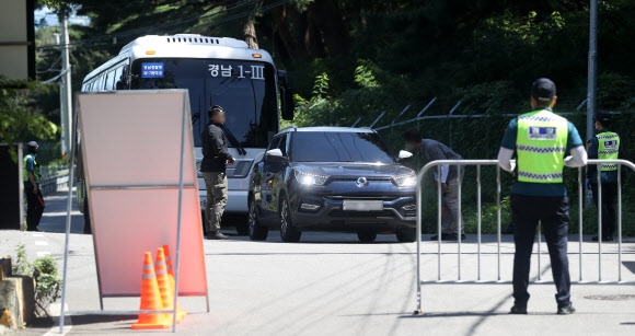 문재인 전 대통령 내외 사저 경호 강화 첫날인 22일 오전 사저에서 300여ｍ 떨어진 경남 양산시 하북면 평산마을 입구에서 경호처 직원이 방문객에게 방문 목적 등을 묻고 있다. 이날부터 문 전 대통령 내외 사저 300ｍ 떨어진 곳에서 대통령 경호처, 경찰이 위험물질 등을 검문 검색한다. 2022.08.22 연합뉴스