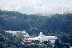 대통령 관저 100m 내 집회 가능해진다…금지조항 ‘헌법불합치’