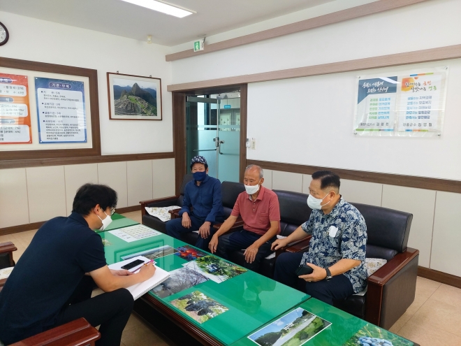 충북 영동군 학산면 행정복지센터 2층에 마련된 주민소통실에서 22일 직원과 주민들이 대화를 나누고 있다. 주민소통실은 최근까지 면장실로 사용되던 곳이다. 영동군 제공.