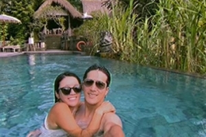 이보미♥이완, 수영장서 꼭 끌어안고 있는 ‘몸짱 부부’