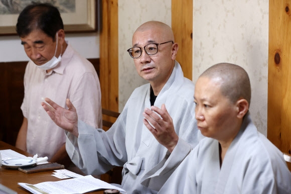 대한불교 조계종 사회노동위원회 위원장 지몽(가운데) 스님이 22일 서울 종로구 한 음식점에서 10주년 소회와 계획을 밝히고 있다. 연합뉴스