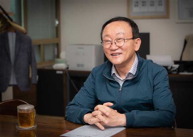 김덕현 연천군수가 22일 서울신문과 인터뷰를 갖고 내년 7월 정부가 개최할 예정인 정전 70주년 기념행사가 연천군에서 열려야 한다고 호소하고 있다. 연천군 제공