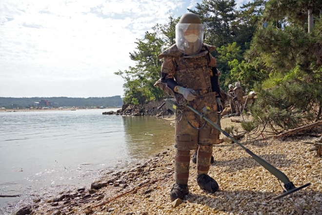 유실지뢰 탐색 작전 펼치는 육군 장병들. 대한민국 육군 페이스북