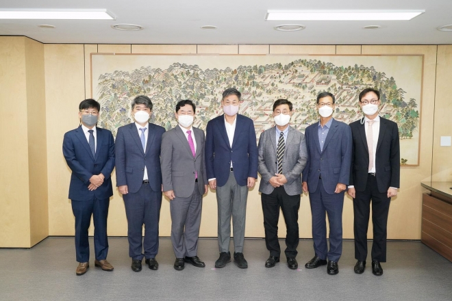 정문헌(가운데) 종로구청장이 지난 19일 구청장실에서 열린 ‘종로구 법률자문 위촉식’에서 위촉된 법률고문과 기념촬영을 하고 있다. 종로구 제공. 