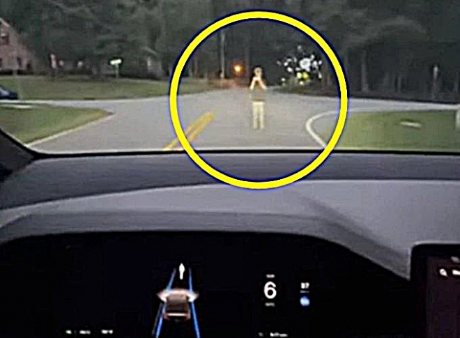 ‘테슬라 지지자’ 카마인 쿠파니가 올린 영상에는 오토파일럿 모드로 2차로 도로를 시속 41마일(65㎞)로 달리던 차량이 교차로 한복판에서 스마트폰을 들고 서 있는 아들 앞에서 주행을 멈추는 모습이 담겼다. 유튜브