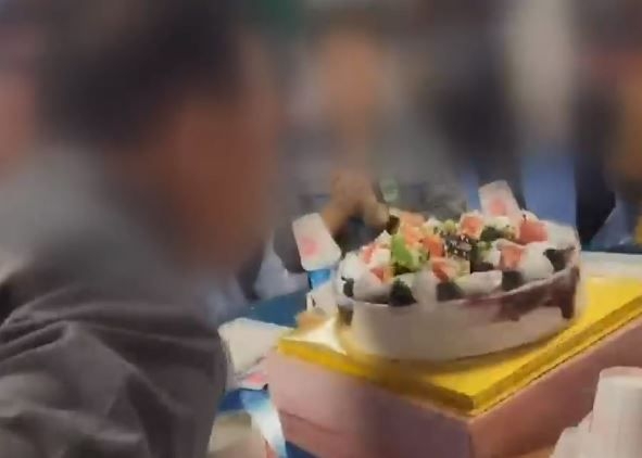 대한조선 대표가 자신의 생일파티에서 케이크에 불을 끄고 있는 모습.KBS뉴스 캡처
