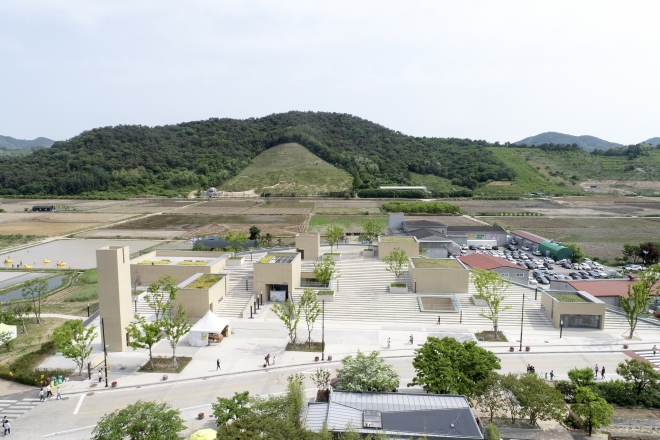 노무현 전 대통령 고향 김해 봉하마을에 건립된 깨어있는 시민 문화체험전시관.  