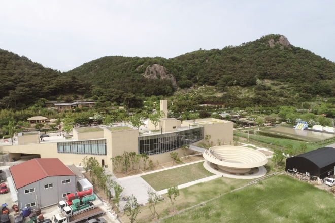 노무현 전 대통령 고향 김해 봉하마을에 건립된 깨어있는 시민 문화체험전시관.  