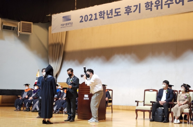 우수졸업자에게 시상하는 남궁역 서울시의회 환경수자원위원회 부위원장