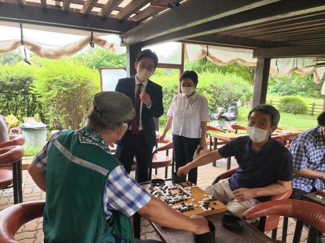 박성연 의원(오른쪽 두 번째)이 22일 어린이대공원을 찾아 어르신 여가시설을 점검하고 민원을 청취하고 있다.