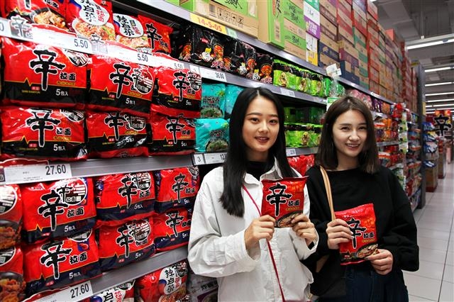 베이징에 있는 글로벌 슈퍼마켓 체인 카르푸에서 현지 소비자들이 농심의 신라면을 고르고 있다. 농심은 중국에서 신라면을 현지화하지 않고 ‘한국식 매운맛’ 신라면을 그대로 가져가는 전략을 취했다. 농심 제공